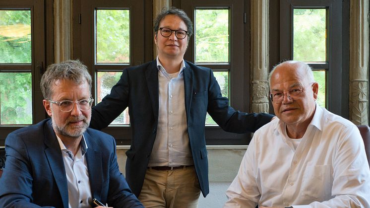 Thomas Breer (Geschäftsführer Stadtwerke Nienburg), Jan Wendorf (Bürgermeister Stadt Nienburg) und Alfred Schaper (Geschäftsführer Avacon Natur)