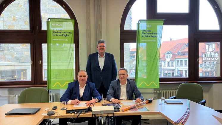 v. l.: Bürgermeister Wittich Schobert, Geschäftsbereichsleiter Thomas Bode und Detlef Gieselmann, Geschäftsführer der Avacon Connect bei der Vertragsunterschrift im Rathaus 