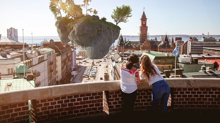 Helsingborgs stadsteaters nya innovationsprojekt ”Monument” upplevs som en hörlursvandring med inslag av Augumented Reality. 