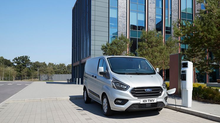 Ford Transit Custom își întărește poziția de lider prin prezentarea unei versiuni PHEV și prin lansarea unor opțiuni îmbunătățite. Debut absolut pentru versiunea Transit Connect Sport