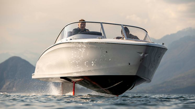 Making wakes by not making waves: The Swedish Candela C-7 is the first long-range and high speed electric boat. Flying above the surface at 30 knots, it barely creates wake and uses very little energy.