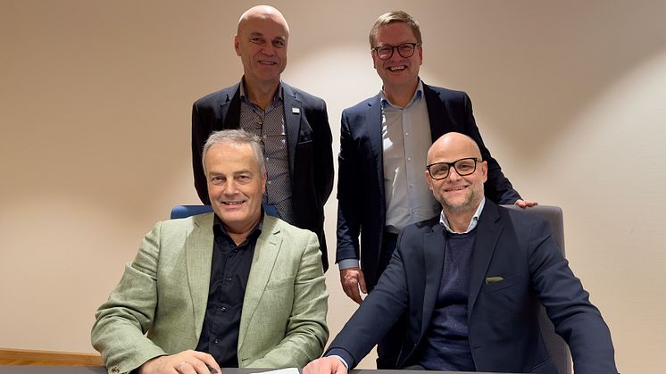 Fra venstre bak: Konsernsjef i TAFJORD, Erik Espeset, og leder for Wholesale & Partners i Telia, Ronny Nævdal. Fra venstre foran: Daglig leder i TAFJORD Connect, Harald Oscar Nøstdahl, og Head of Regional Partners i Telia, Espen Halvorsen.