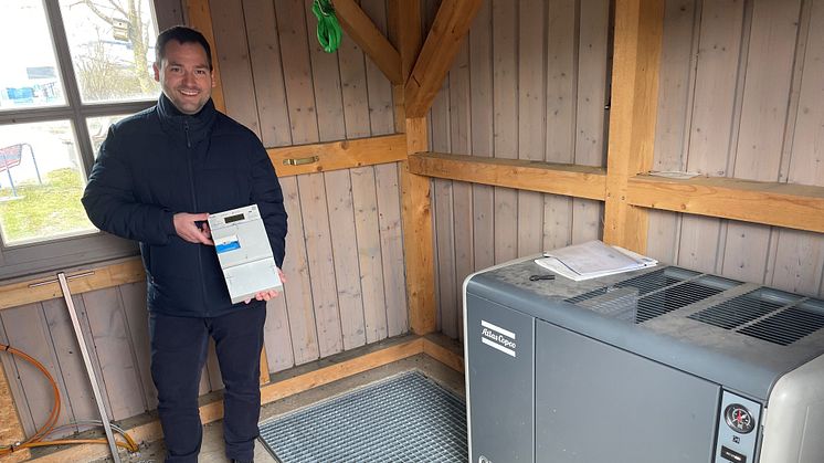 Mit intelligenten Zählern die Energiedaten immer im Blick: Sebastian Hartl, Bürgermeister von Luhe-Wildenau, freut sich über 25 neue Messsysteme im Marktgebiet, wie hier an einer Pumpstation.