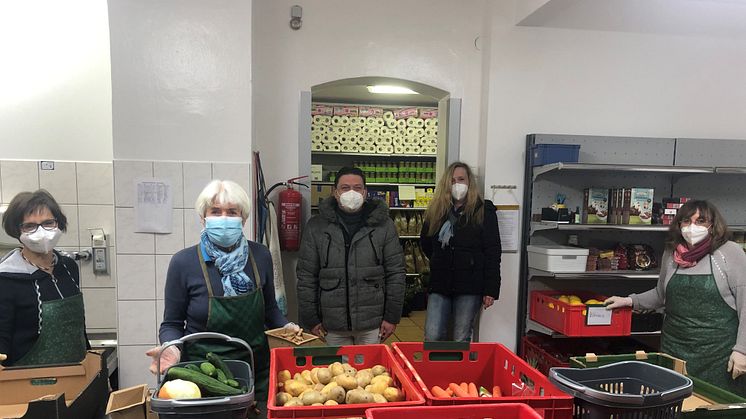 Petra Hofer, Heidi Neidhart und Petra Buchhaupt von der Lauterbacher Tafel (vorne von links nach rechts) freuen sich über die Spenden von Alexander Pollmer und Silke Aßhauer (hintere Reihe) vom Seniorenzentrum An der Lauter.