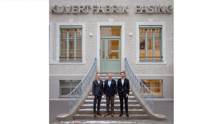 Fertigstellung der historischen Kuvertfabrik in Pasing. (V.l.) Christian Schulz (Bauwerk), Michael Rubenbauer (Stadtsparkasse München) und Christian Rüsseler (Bauwerk). 