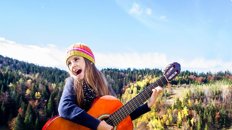 Göteborgs Räddningsmission lanserar ett nytt material för att lära sig svenska med hjälp av musik.