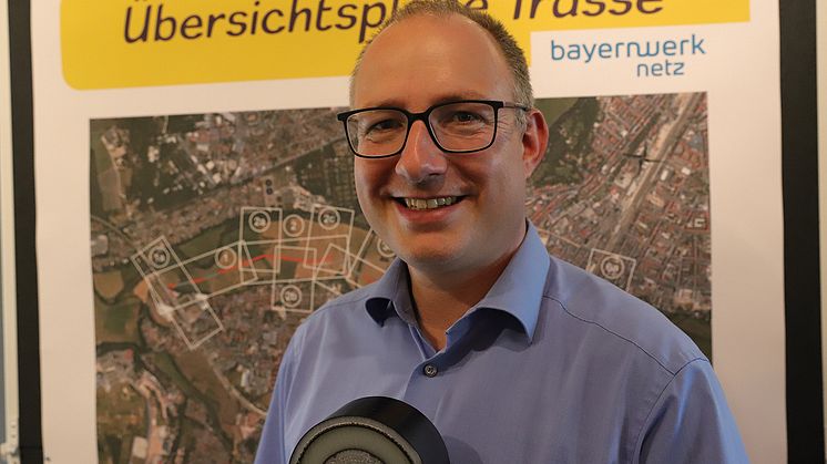 Genehmigungsmanager Tobias Schneider von der Bayernwerk Netz hat am Mittwoch, 13. September, die Unterlagen für das Planfeststellungsverfahren zum Kabelneubau in Fürth bei der Regierung von Mittelfranken abgegeben.