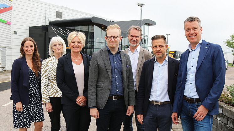 Petra Oddson (KD), Charlotte Engblom (L), Liss Böcker (C), Robin Holmberg (M), Dag Thulin, Backahill, Svante Paulsson, ordförande Arenabolaget och Anders Nelson, vd Arenabolaget. 