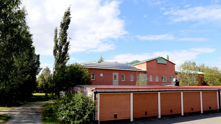 Solcellerna är riktade mot sydost på taket på Malmuddsgården i Luleå. 