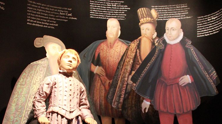 Lille hertig karl står framför sin pappa Gustav Vasa och sina storebröder. Som vuxen kommer han att bli en mäktig furste. Bild från utställningen "Fursten" i Kungstornet. 