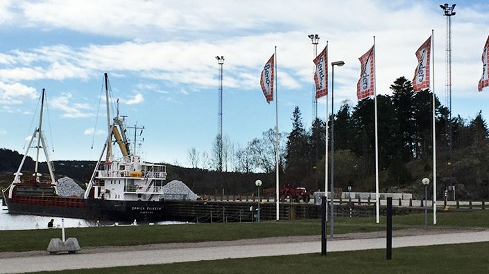 Första båten som lossas vid vår egen kaj i Uddevalla