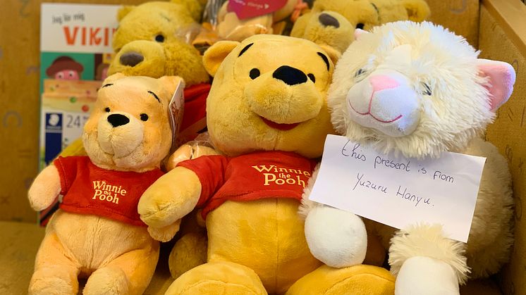 Instead of teddy bears on the ice - the Foundation for the Astrid Lindgren Children's Hospital in Stockholm is getting teddy bears delivered from all over the world. Photo: Sanna Murray-Salander.