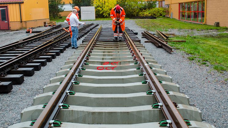 Järnvägsväxel installeras mitt på campus på Luleå tekniska universitet
