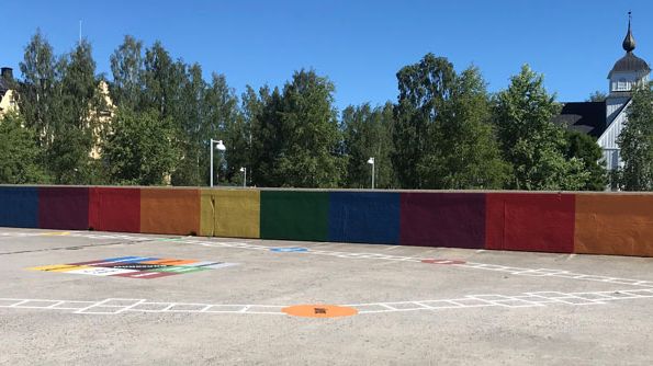 Sommardäcket är en aktivitetsyta i centrala Piteå som bjuder in till lek och spel för alla åldrar. Foto: Piteå kommun