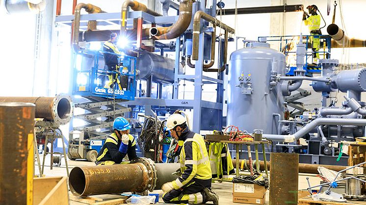 En av fyra enorma värmepumpar håller på att monteras i den nya anläggningen intill Sjölunda reningsverk. Foto: Andreas Offesson.