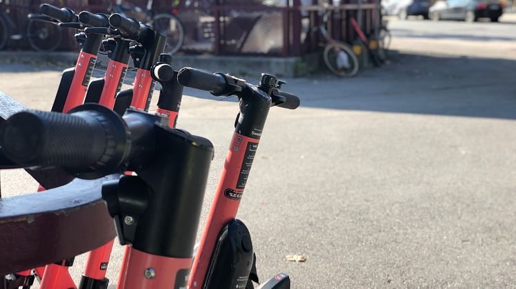 Elsparkcyklar är endast tillåtna i kollektivtrafiken så länge de är ihopfällda.