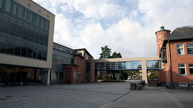 Högskolan Väst och Trollhättans Stad krokar arm för att stärka kompetensen inom hållbar samhällsbyggnad och samhällsutveckling.