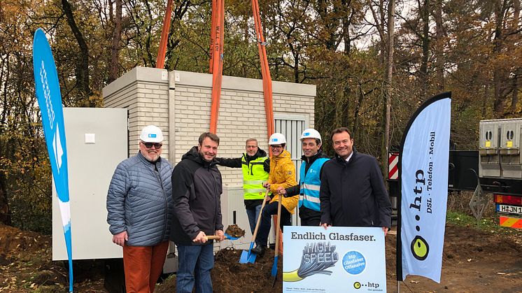 Spatenstich am PoP in der Wedemark: (v.l.) Stephan Klaus von Deutsche Glasfaser (DG), Bürgermeister Helge Zychlinski, htp-Ausbaumanager Ralf Jurgeit, Wirtschaftsförderin Antonia Hingler, Christian Fauland von DG, htp-Geschäftsführer Thomas Heitmann