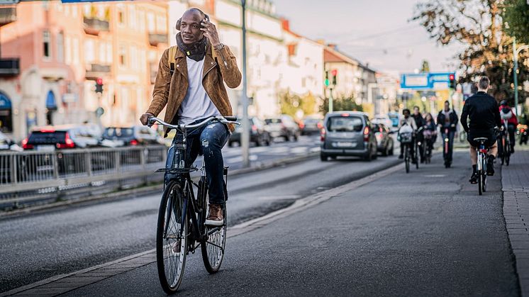 På två utvalda platser längs cykelstråket mellan centrum och universitetet kommer stora markmålningar att växa fram i cykelbanan. Foto: Fossilfritt 2030 – Rena resan.