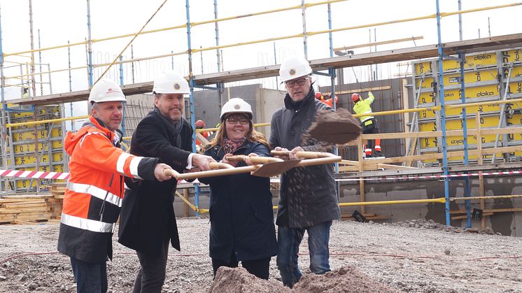 Fr.v.  Göran Lundström, VD Åhlin och Ekeroth, Anders Stjärnberg, VD HSB Östergötland, Cecilia Burenby kommunstyrelsens ordförande i Mjölby kommun,  Lars Bengtsson, tidigare styrelseledamot i HSB Östergötlands styrelse