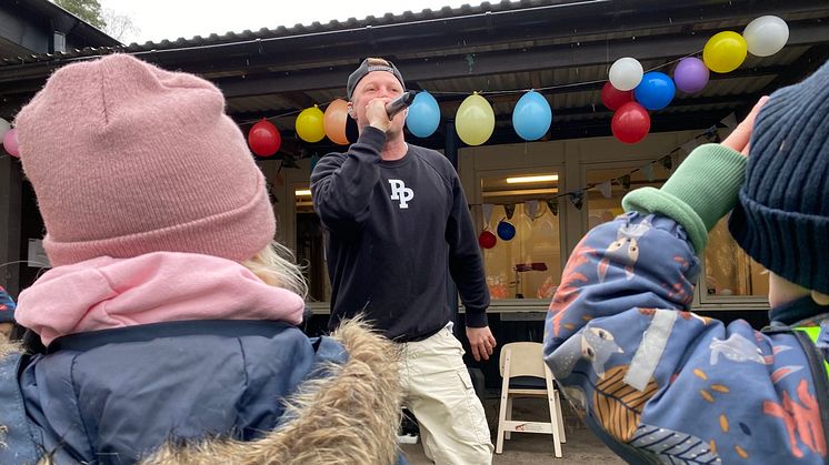 Pidde P besökte på onsdagen Furulunds förskolor med en fartfull spelning där ingen kunde stå still.