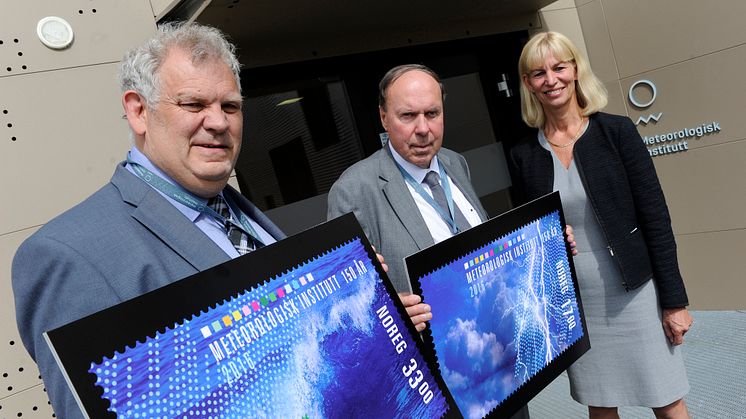 F.v.: Statsmeteorolog Kristen Gislefoss, administrerende direktør Anton Eliassen ved Meteorologisk institutt og kommunikasjonsdirektør Elisabeth Gjølme, Posten Norge. FOTO: Birger Morken / Posten