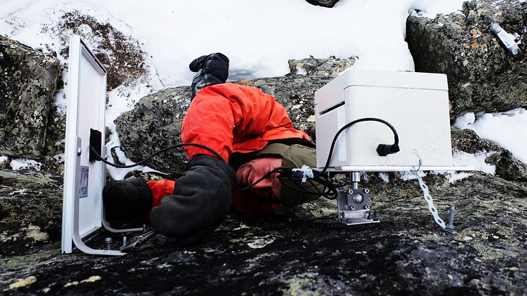 Geolog Harald Øverli Eriksen i Multiconsult sjekker målinger i Troms.