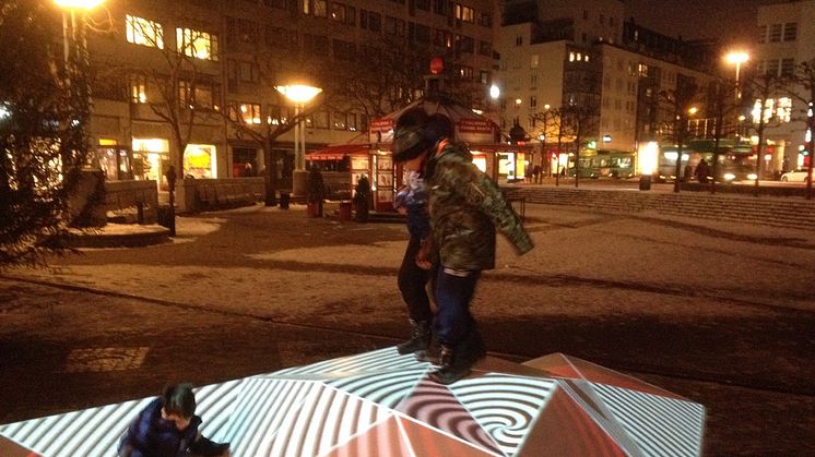 Interaktiv ljusskulptur på Triangeltorget