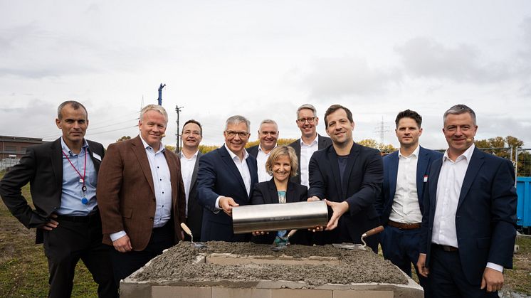 Fr.l: Rafi Wunsh (Azrieli Group) Svein Atle Hagaseth (Green Mountain), Stephan Krome (KMW), Gert-Uwe Mende (Lord Mayor), Jörg Höhler (KMW), Katrin Eder (Minister), Oliver Malerius (KMW),Nino Haase (Lord Mayor), Tobias Junglas and Markus Blum (KMW)