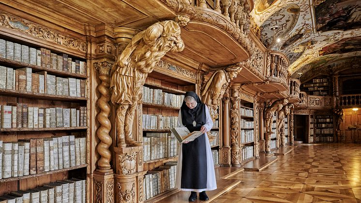 Waldsassen: Äbtissin Laetitia Fech in der Bücherei im Kloster Waldsassen in der Oberpfalz