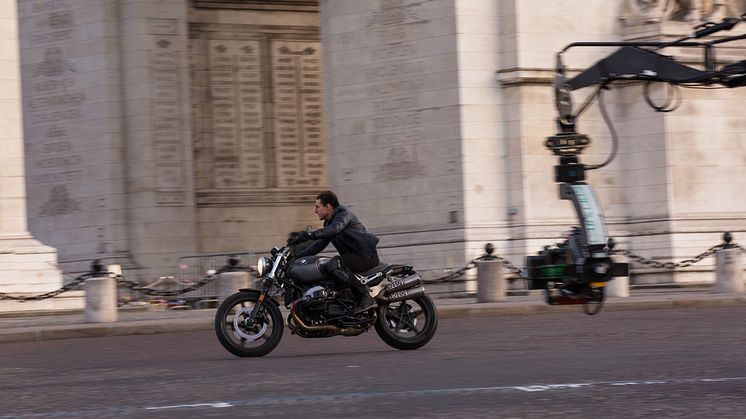 Tom Cruise under optagelserne på en BMW R NineT Scrambler