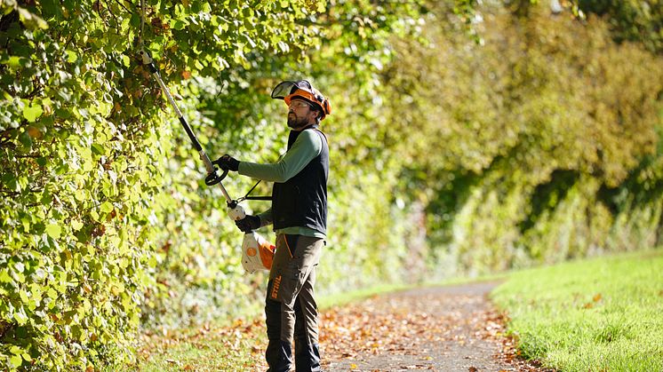 Akkukäyttöinen STIHL KMA 120 R -kombimoottori tarjoaa kiinteistönhoitoon ja suurempien kiinteistöjen ja puutarhojen omistajille monipuoliset työkalut viheralueiden hoitoon.