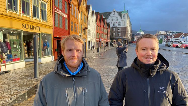 Prosjektlederne Jostein Soldal i Cowi og Lars Krangnes i Cautus Geo jobber sammen med overvåkningen av Bryggen i Bergen.
