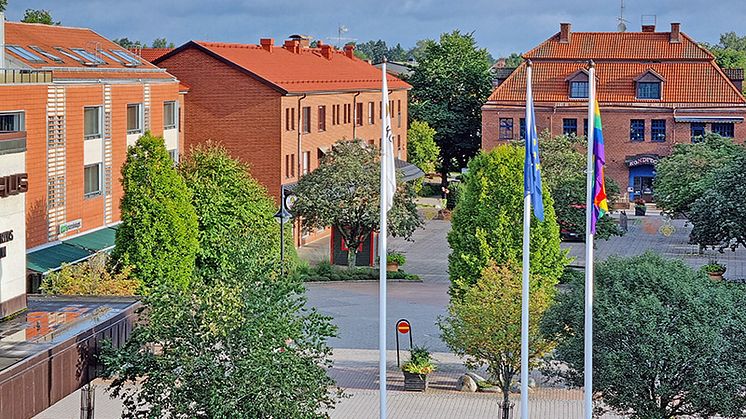 Regnbågsflagga på Skillingaryds torg