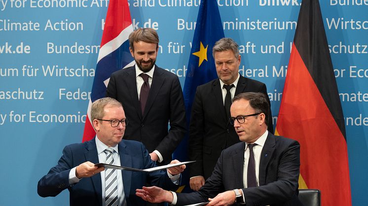 Håkon Haugli, CEO Innovation Norway, und Dr. Jochen Köckler, Vorsitzender des Vorstandes Deutsche Messe AG, unterzeichnen in Berlin das MoU zum Partnerland Norwegen.  