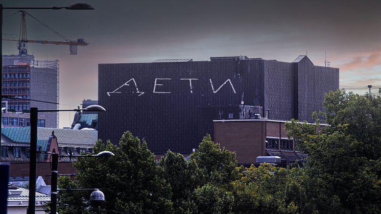 Manipulert foto av scenetårnet på Det Norske Teatret med påskrifta "Barn" på russisk, slik teateret i Mariopul som blei bomba hadde på gateplan. Foto/manipulasjon: Siren Høyland Sæter/Det Norske Teatret.