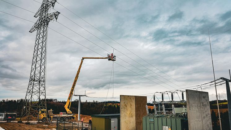 Auftragsarbeit nach Maß: Das Bayernwerk hat im Kundenauftrag jetzt das Umspannwerk Hunaberg fertiggestellt und ans Hochspannungsnetz angeschlossen.