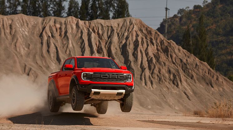 Ford Ranger Raptor nové generace přepisuje pravidla hry v kategorii sportovních off-roadů