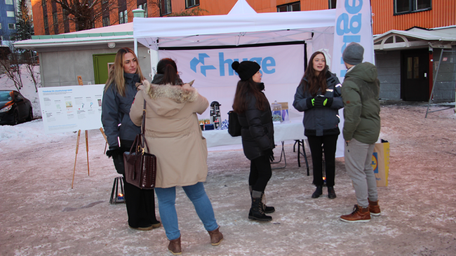 Hanna Stegrud, junior projektledare, och Anna Kellander, ombyggnadskoordinator, på Huge pratar med hyresgäster inför upprustningen av studenthuset i Flemingsberg.