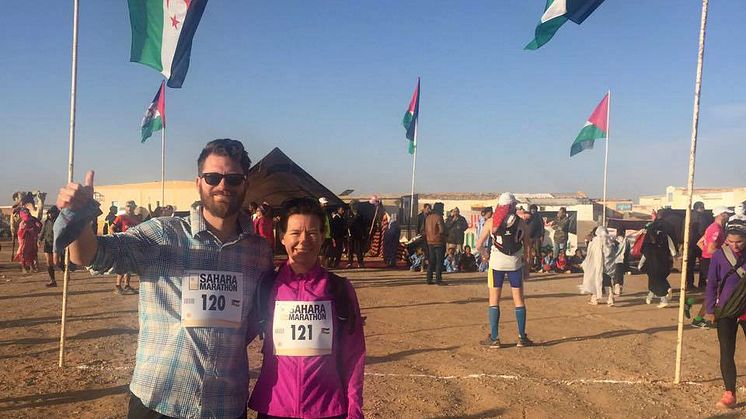 Mathias Tegnér och Eva Lindh, riksdagsledamöter från Socialdemokraterna vid Sahara Marathons startlinje. 