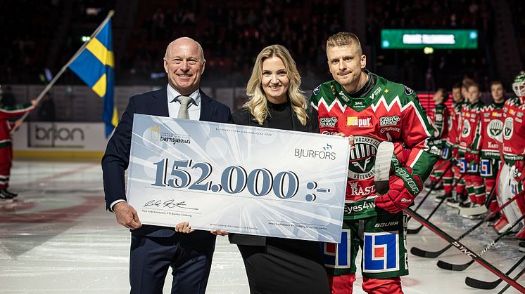 Håller i checken gör Lisa Tisell, verksamhetsansvarig på Insamlingsstiftelsen för Drottning Silvias barnsjukhus, Sven-Erik Kristensen, vd Bjurfors Göteborg och Nicklas Lasu, forward Frölunda HC.