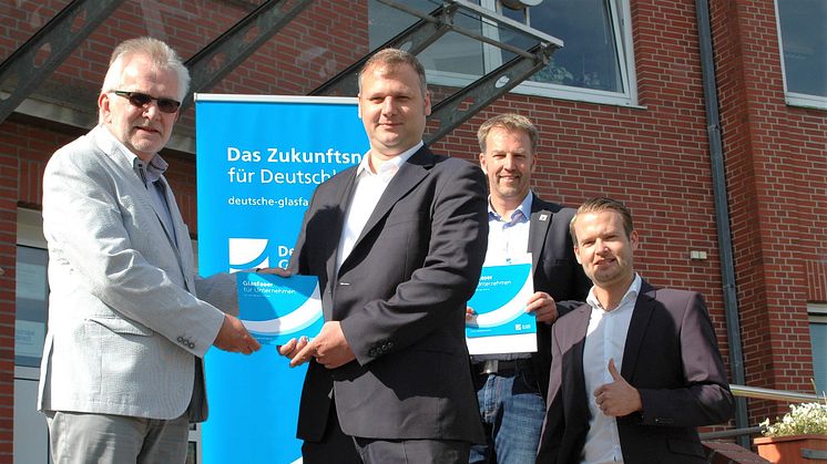 v.l.n.r.: Ulf Voigts (Bürgermeister Gemeinde Beverstedt), Stephan Luerweg (Geschäftskundenberater Deutsche Glasfaser), Guido Dieckmann (Gemeinde Beverstedt), Tjark Hartmann (Projektleiter Deutsche Glasfaser).