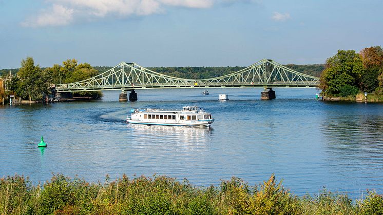 Die Glienicker Brücke in Potsdam steht symbolhaft für den Fall der Mauer, der sich bald zum 35. Mal jährt, TMB-Fotoarchiv / Steffen Lehmann