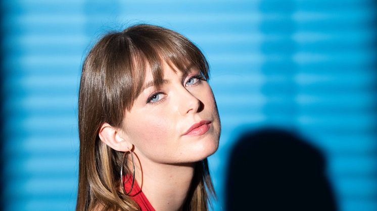 Anna Kajander lader opp til albumslipp med singelen "Tåpe"