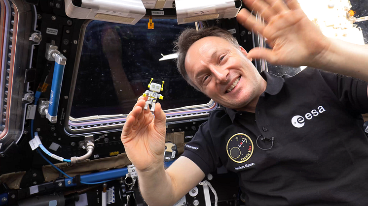 ESA-Astronaut Matthias Maurer und sein Begleiter Roboter ROBert melden sich gemeinsam aus der ISS - Videobotschaft bietet exklusiven und spektakulären Einblick in den Alltag der Raumstation
