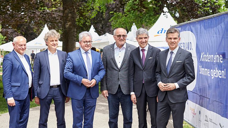 v.l.n.r. MdL Joachim Kössler, Oberbürgermeister Dr. Frank Mentrup, Minister für Justiz und für Europa von Baden-Württemberg Guido Wolf, Präsident des Deutschen Kinderschutzbundes, Bundesverfassungsrichter Stephan Harbarth und MdB Ingo Wellenreuther