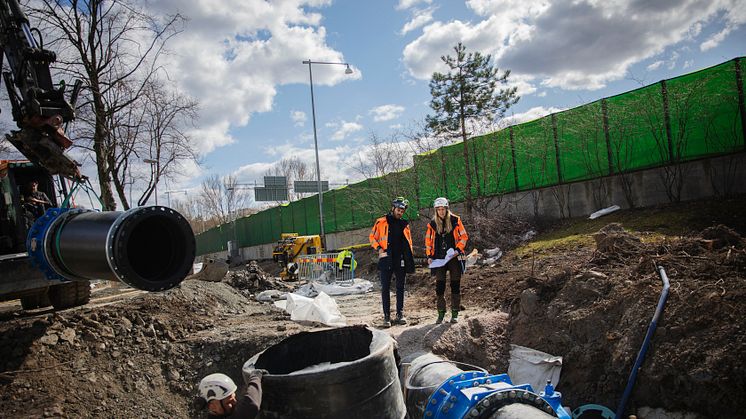 Kretslopp och vatten uppmanar alla göteborgare att spara på vatten i helgen på grund av ett stort inkopplingsarbete. På bilden syns Kretslopp och vattens medarbetare i arbete med en annan dricksvattenledning. Foto: Lo Birgersson.