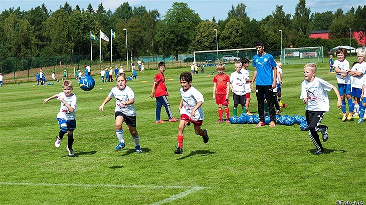 ​Glada barn med mycket spring i benen – Proton Group är stolt huvudsponsor till IFK Värnamos Fotbollskola.
