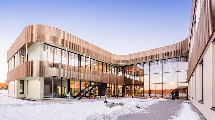 Hele 50 000 svanemerkede boenheter og bygg er enten ferdige eller under bygging i Norden. Her ser vi den svanemerkede Torvbråten skole i Asker.  Foto: Hundven-Clements Photography