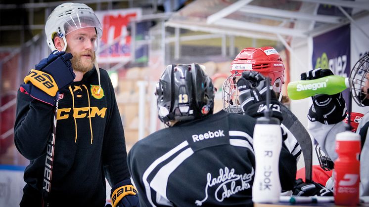 NHL-proffset Mattias Ekholm är en av initiativtagarn till hockeyskolan